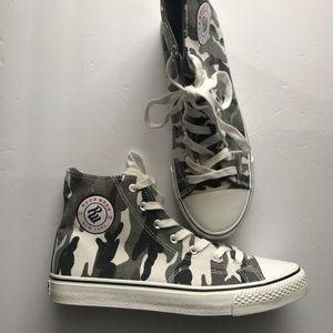 NEW NWOT Rocawear New York Canvas Hi Top Sneakers. Green Camo. US 9. EUR 43.